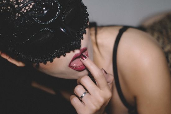 Как сделать ваш секс более чувственным при помощи маски для глаз