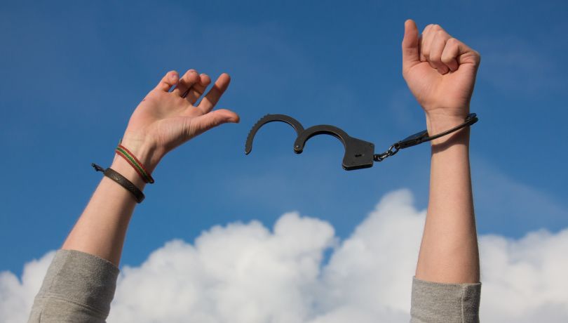 10 недопустимых ошибок при использовании наручников в сексе