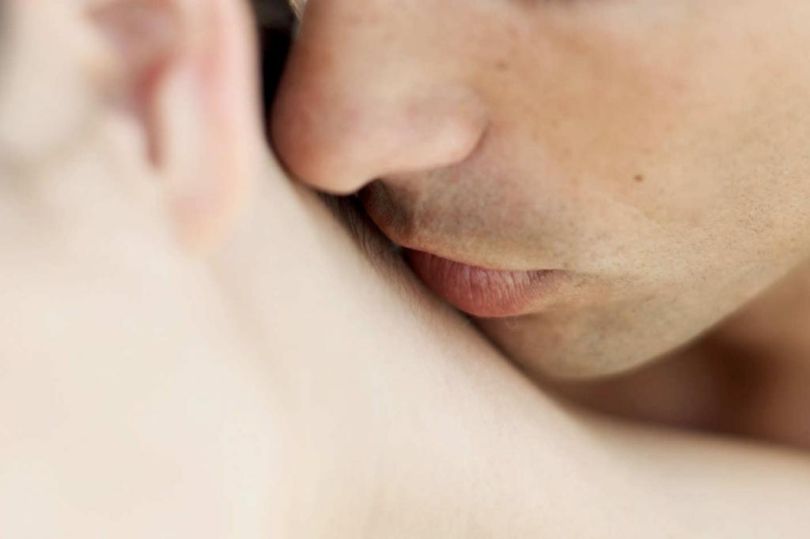 Стоит ли оставлять следы на теле после секса или это неуместно?