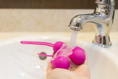 10 водонепроницаемых секс-игрушек, которые стоит взять с собой в ванную