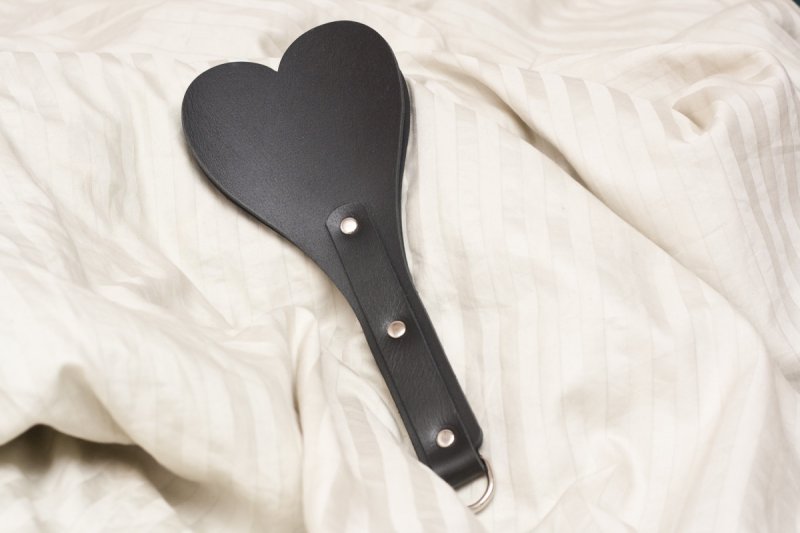 Черная шлепалка для БДСМ в форме сердца из натуральной кожи