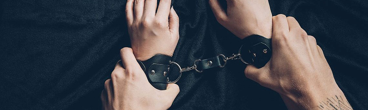 10 недопустимых ошибок при использовании наручников в сексе