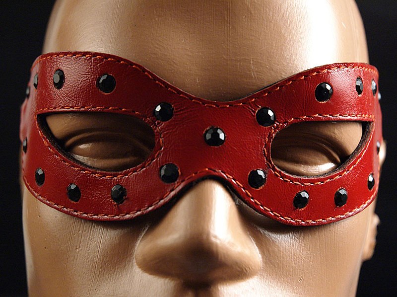 Красная маска на глаза Глэм Хищница