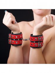 Кожаные наручники Sitabella с двойной застежкой – черно-красный