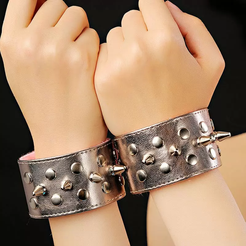 Напульсники Sitabella с шипами – бронзовый