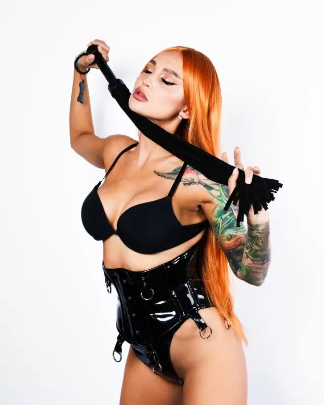 Черный флоггер Scandal из натуральной кожи с замшевым хвостом