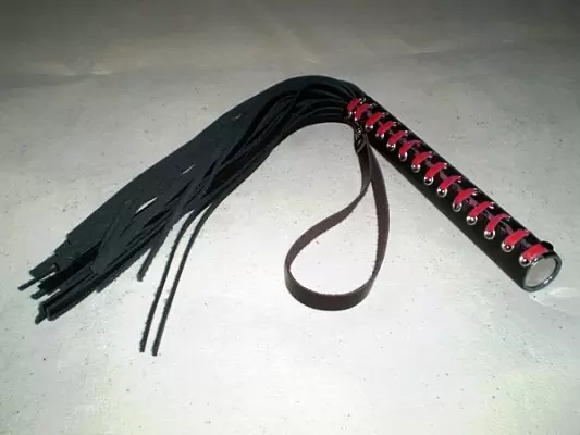 Кожанная плетка Nella