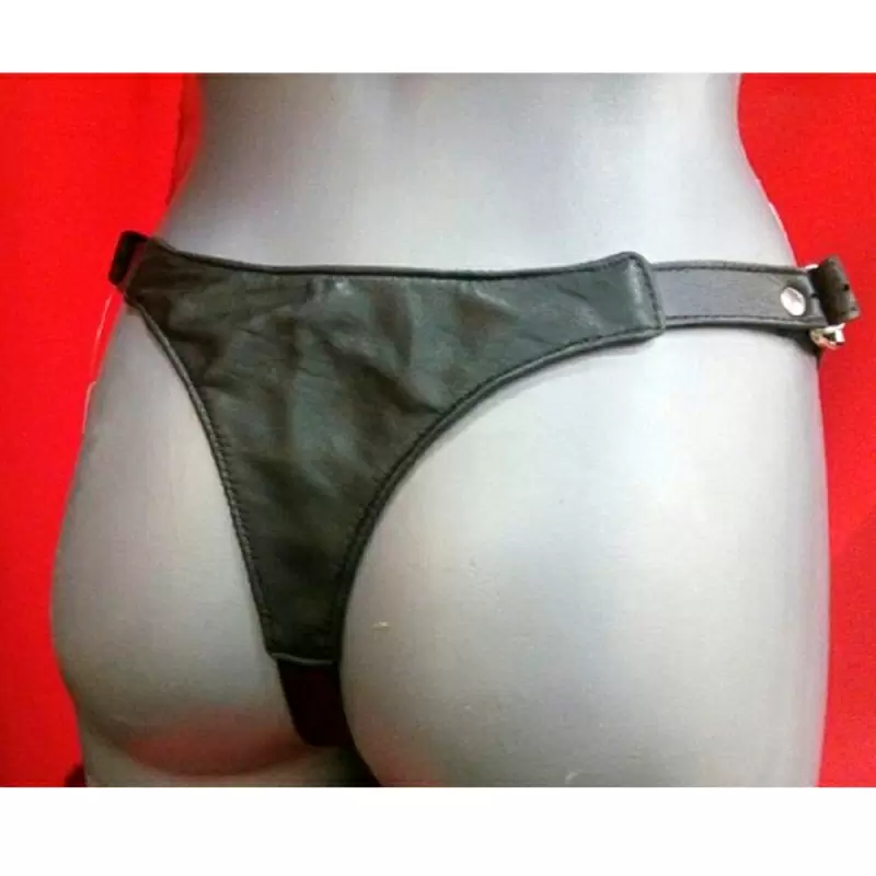 Сексуальные кожаные трусики Подиум с металлическими цепочками - S/M