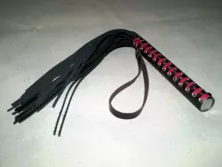 Кожанная плетка Nella