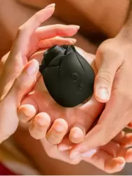 Бесконтактный стимулятор клитора Fifty Shades of Grey Hearts & Flowers, 4 режима, 7,6 см, в форме розы, черный