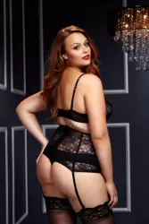 Черный кружевной комплект Baci White Label из бюстгальтера, трусиков и пояса с подвязками – Queen Size