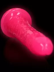 Реалистичный фаллоимитатор Slim Realistic Dildo With Suction Cup, люминисцентный, 22 см, розовый