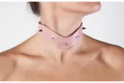 Кожаный премиум-ошейник с шипами (нежно-розовый)