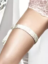 Белая сатиновая подвязка с накладкой Accessoires Baci Lingerie Black Label