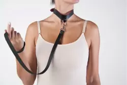 Кожаный поводок с карабином