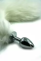 Маленькая алюминиевая анальная пробка Kanikule Small с хвостом из натурального меха – серебристый с белым
