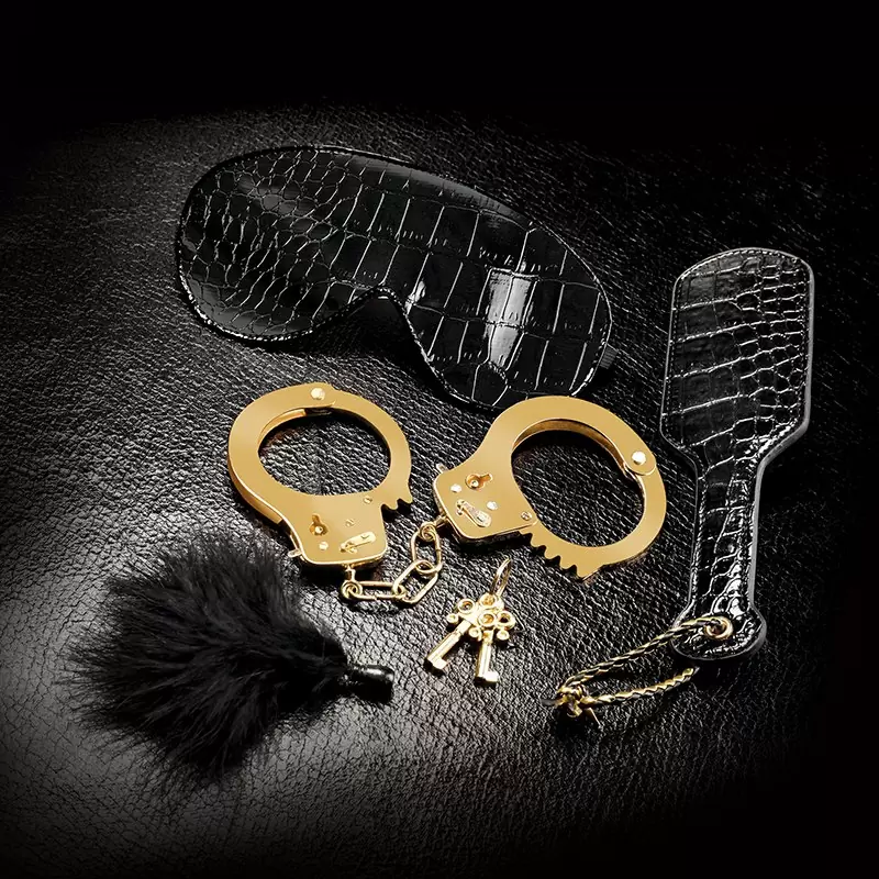 Набор Beginner's Fantasy Kit из наручников, пуховки, маски и шлепалки – черный с золотом	