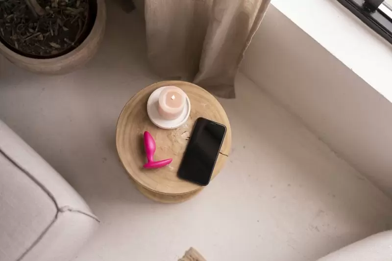 Анальная пробка для ношения We-Vibe Ditto+ Cosmic Pink