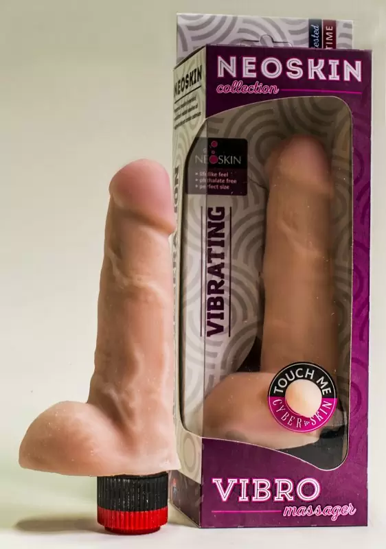 Вибрирующий дилдо с мошонкой NeoSkin 17 x 4,2 см – телесный