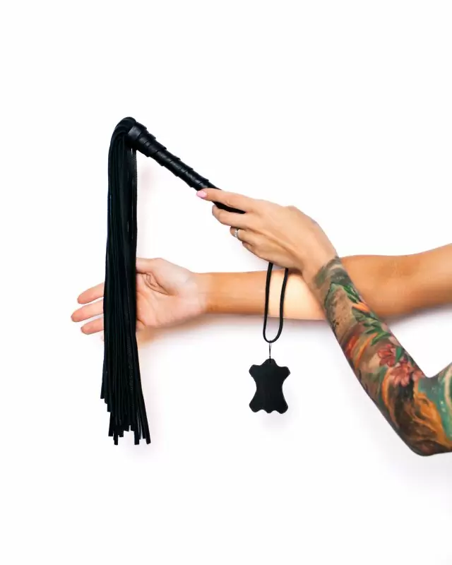 Черная плеть «Scandal» из натуральной кожи — длина хвостов 38 см, 138 грамм