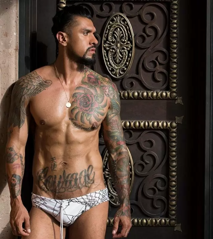 Реалистичный фаллоимитатор с мошонкой по слепку члена актера Бумера Бэнкса. 18,4 см