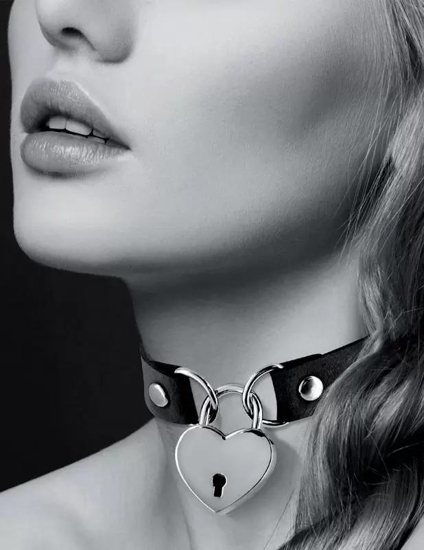 Элегантный чокер Concorde COLLIER PENDENTIF COEUR NOIR, с металлическим замочком в виде сердца, 34 см, черный