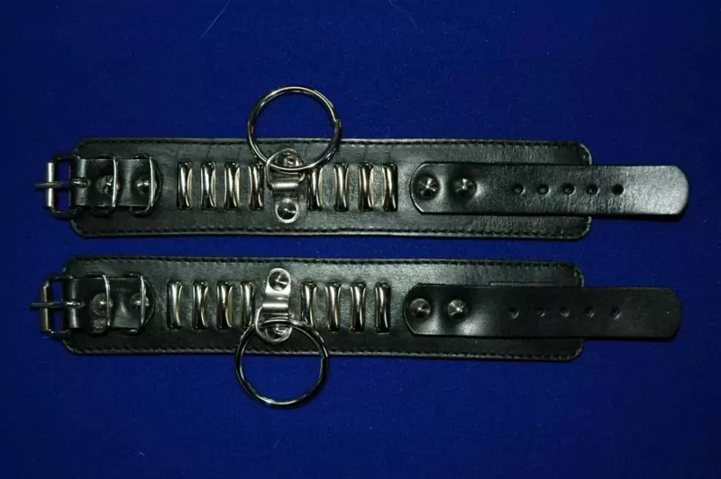 Узкие наручники Sinful