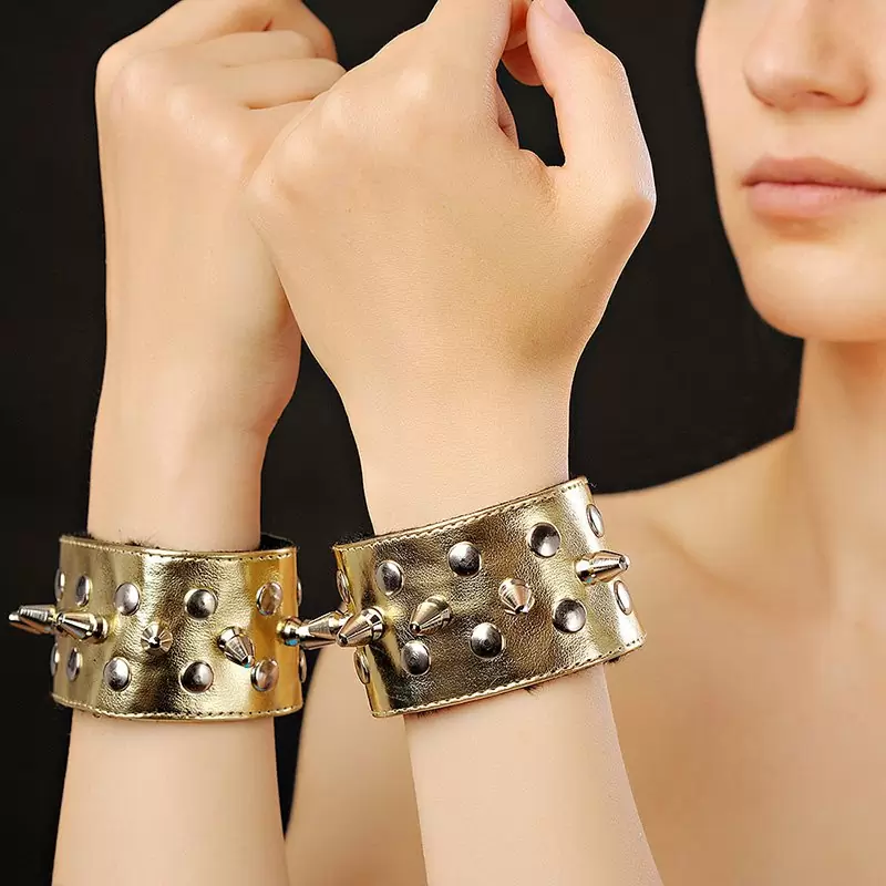 Напульсники Sitabella с шипами – золотистый