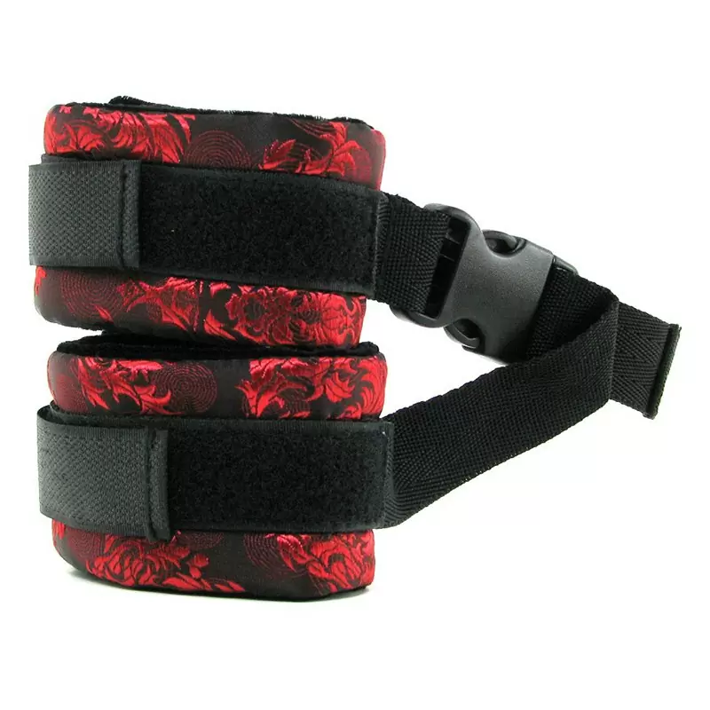 Оковы для ног Scandal Control Cuffs, атласные, черный с красным 
