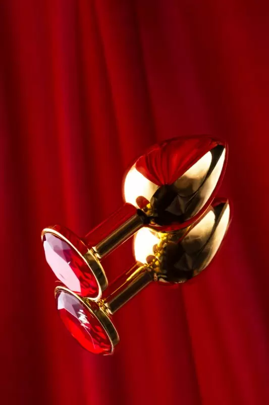 Изящная анальная пробка TOYFA с кристаллом цвета рубина - золотистый с красным