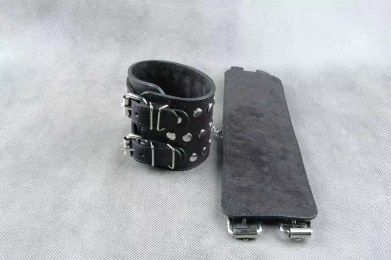 Кожаные наножники Бистли Аксессориз с фиксирующей цепочкой - черный