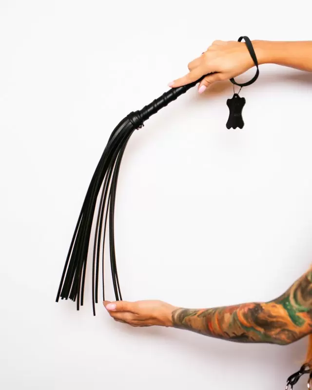 Черная плеть «Scandal» из натуральной кожи — длина хвостов 37,5 см, 176 грамм