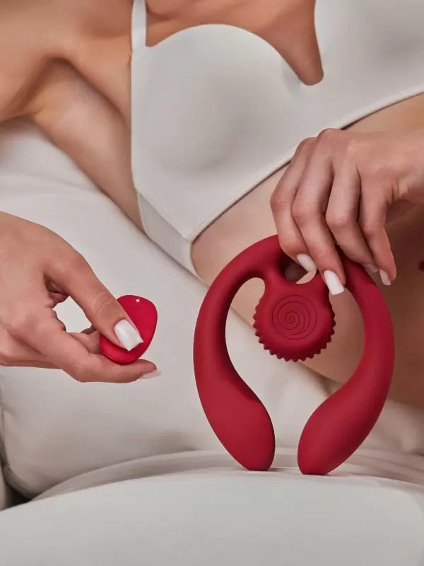 Гибкий вибратор для пар SVibe Snail GIZI Duo, синхронная стимуляция, пульт ДУ, бордовый