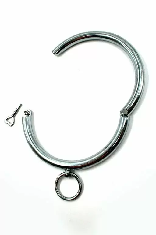 Ошейник металлический с кольцом для фиксации.