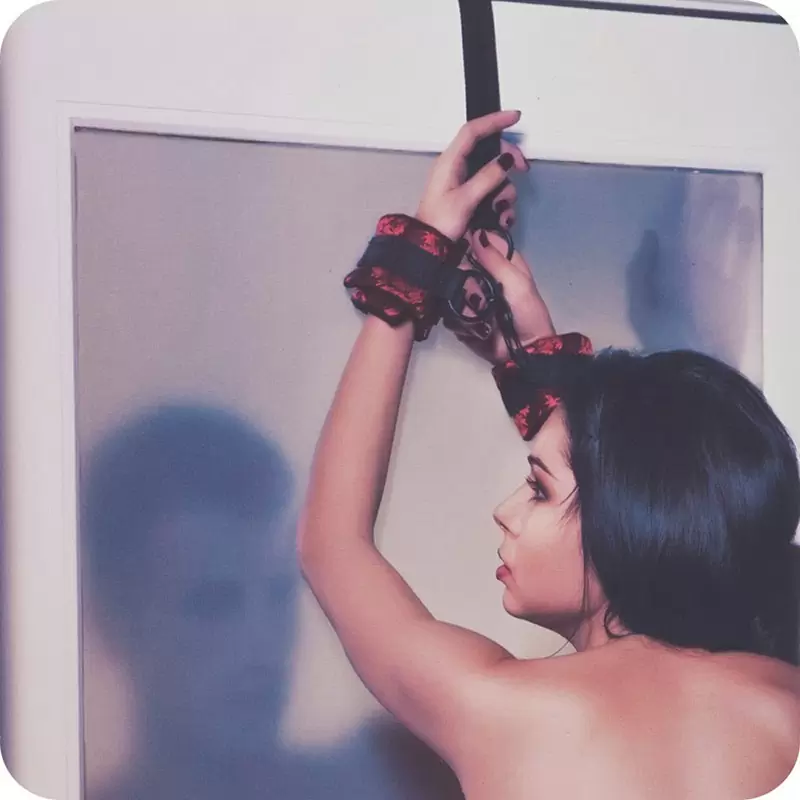 Фиксация на дверь с наручниками Scandal Over the Door Cuffs в атласе