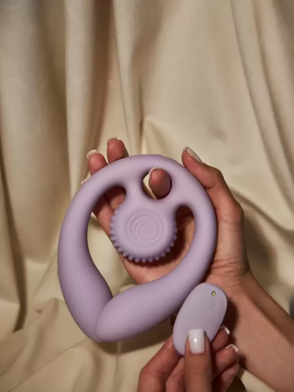 Эргономичный вибратор для пар SVibe Snail GIZI Duo, 3 мотора, пульт ДУ, силикон, лиловый