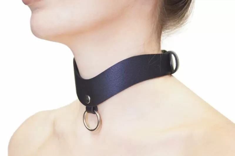 Черный ошейник для БДСМ из натуральной кожи с металлическим кольцом для поводка