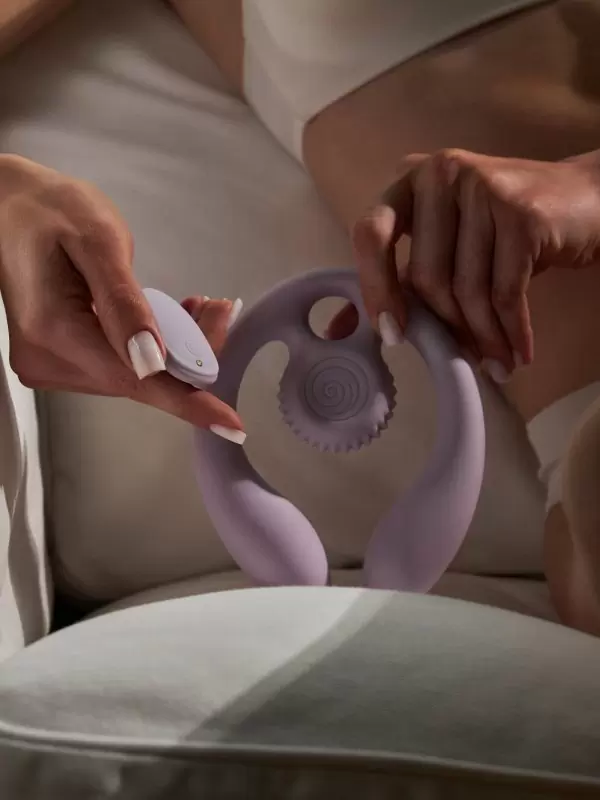 Эргономичный вибратор для пар SVibe Snail GIZI Duo, 3 мотора, пульт ДУ, силикон, лиловый