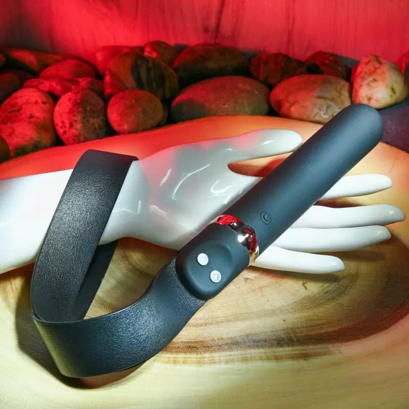 Мультискоростной вибратор с ремешком Spank Me Vibe, черный